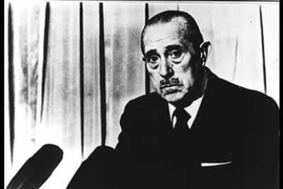 El presidente del Gobierno, Arias Navarro, anunciaba, entre sollozos, la noticia por televisión: «Españoles todos, Franco ha muerto».