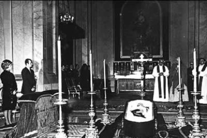 A los funerales de Estado, celebrados el 23 de noviembre, acudieron los entonces príncipes de España, pero faltaron numerosos líderes extranjeros.