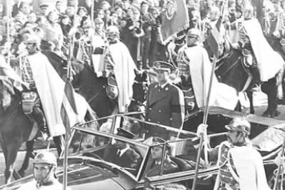 El aislamiento internacional, iniciado tras los fusilamientos de miembros de ETA y del FRAP de ese año, se hizo más patente que nunca.