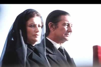 En la imagen, su hija, Carmen Franco, y su marido, el marqués de Villaverde, durante los funerales.