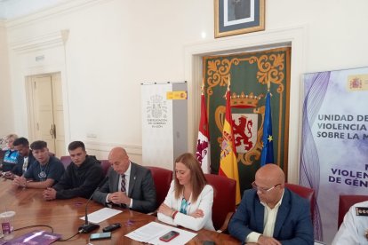 Presentación del festival Monoloco en la que, junto a los organizadores del festival, estuvo presente la delegada del Gobierno en Castilla y León, Virginia Barcones; el alcalde de León, José Antonio Diez, el subdelegado del Gobierno, Faustino Sánchez, el Comisario de CNP, Miguel Ángel del Diego, el coronel jefe de la Guardia Civil en León, Julio Gutiérrez y mandos de la Policía Local. DL