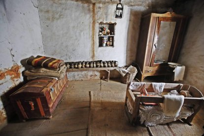En La Casa del Ayer están alineados los zapatos que usaban sus moradores; la cuna confeccionada con cuatro maderos; los tablones desgastados que sirvieron de suelo o la marmita colgada. RAMIRO.