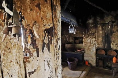 En La Casa del Ayer están alineados los zapatos que usaban sus moradores; la cuna confeccionada con cuatro maderos; los tablones desgastados que sirvieron de suelo o la marmita colgada. RAMIRO.