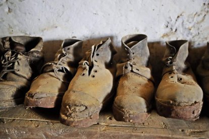 En La Casa del Ayer están alineados los zapatos que usaban sus moradores; la cuna confeccionada con cuatro maderos; los tablones desgastados que sirvieron de suelo o la marmita colgada. RAMIRO.