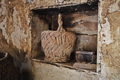 En La Casa del Ayer están alineados los zapatos que usaban sus moradores; la cuna confeccionada con cuatro maderos; los tablones desgastados que sirvieron de suelo o la marmita colgada. RAMIRO.