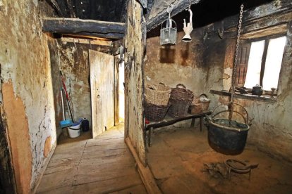 En La Casa del Ayer están alineados los zapatos que usaban sus moradores; la cuna confeccionada con cuatro maderos; los tablones desgastados que sirvieron de suelo o la marmita colgada. RAMIRO.