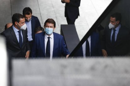 Alfonso Fernández Mañueco llega a la reunión. EFE