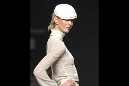 Pantalón de talle bajo y boina de paño en lana merina con jersey de cuello vuelto y punto calado, diseño de Alma Aguilar