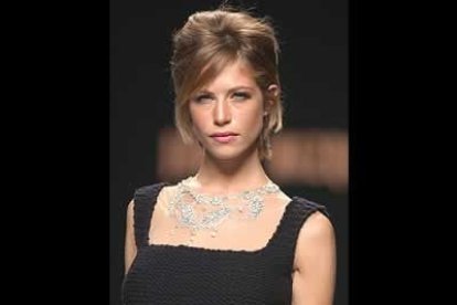 Martina, con un vestido de punto garbanzo y escote de gasa transparente con aplicaciones en forma de collar. Es un diseño de Jorge Vázquez