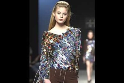 Blusón de chiffón de seda con lentejuelas y cadenas con malla de punto, diseño de Jorge Gómez