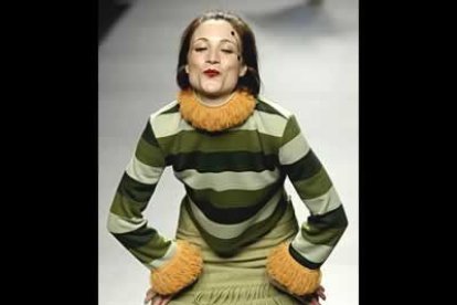Una modelo parece cerrar con un beso la pasarela Cibeles, con un conjunto del diseñador Alejandro Saez de la Torre