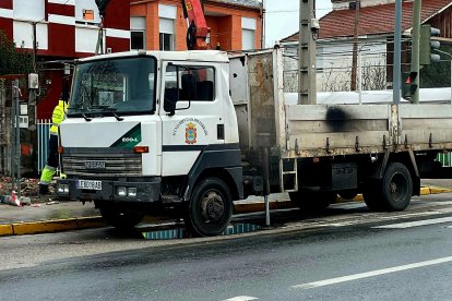 El camión municipal del servicio de Obras, matriculado en agosto de 1996. DL