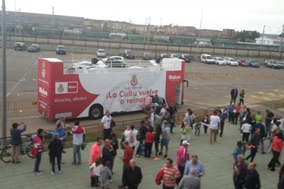 El autocar que llevará a la Cultural a celebrar el ascenso.
