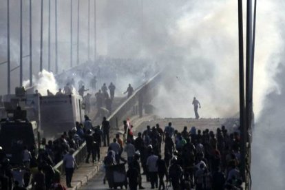 Enfrentamientos en un viaducto cercano a la plaza de Rabba el Adwia, en El Cairo. REUTERS / AMR ABDALLAH DALSH