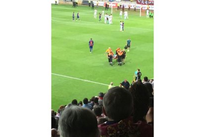 Palatsí, lesionado, tuvo que ser retirado del campo.