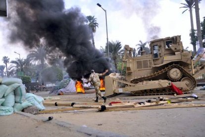 Un bulldózer se dispone a arrasar el campamento de los Hermanos Musulmanes. AFP / ENGY IMAD