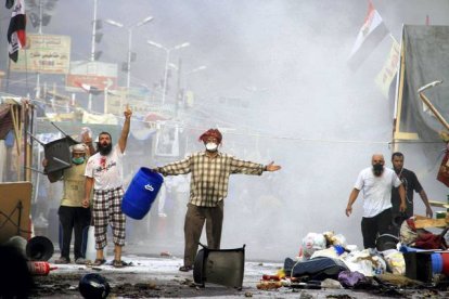 Hermanos musulmanes esperan desafiantes la carga de la policía. EFE / HESHAM MOSTAFA