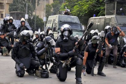 La policía antidisturbios se dispone a cargar contra los seguidores de Mursi. AFP / ENGY IMAD