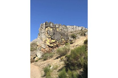 El Serrón, con sus líquenes amarillos. MARTA GARCÍA