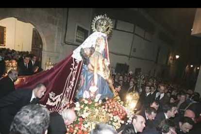 El paso continuó con su tradicional recorrido hasta la llegada de la plaza de la Catedral, calle Ancha, plaza de San Marcelo y Santo Domingo, que albergó uno de los momentos más esperados del Viernes de Dolores.