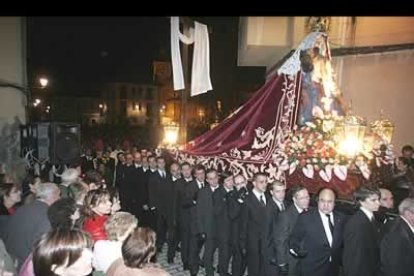 Los braceros, a cara descubierta como manda la tradición, mecen a la Virgen vestidos con riguroso traje oscuro, camisa blanca y corbata.