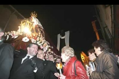 la esperada Dolorosa se hacía paso entre los curiosos al ritmo de los intensos repiques de campanas.