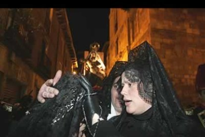 Las manolas se arreglan antes de salir a procesionar junto a la Virgen.