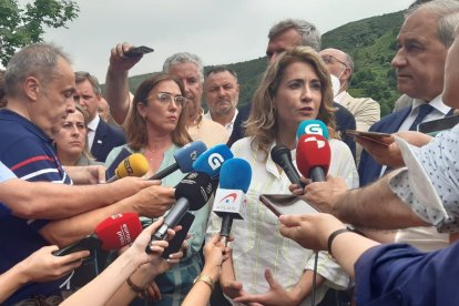 La ministra Raquel Sánchez atiende a los medios de comunicación. DL