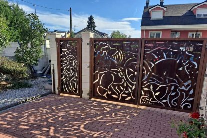 Mural metálico de Albares inspirado en la ilustración. C. FIDALGO
