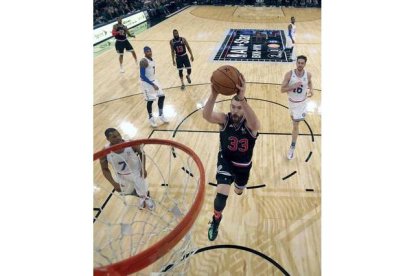 Marc Gasol encesta ante la mirada de su hermano Pau durante el All Star. JASON SZENES | EFE
