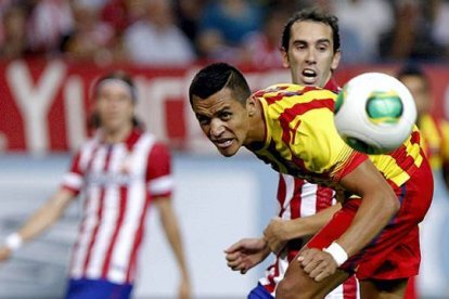 Alexis cabecea un balón. JOSÉ LUIS ROCA