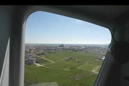 Desde la ventana del helicóptero se aprecia una bonita estampa de las vegas y campos de Astorga.