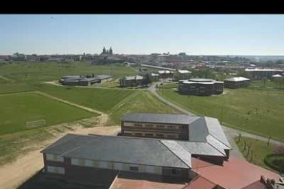 En la imagen se aprecia el colegio Santa María Madre de la Iglesia y el complejo ocupacional Cosamai.