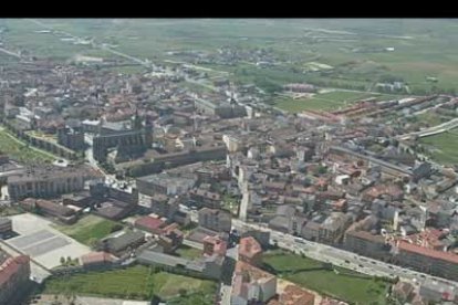 Multitud de casas y zonas industriales componen el paisaje de un Astorga en pleno crecimiento.