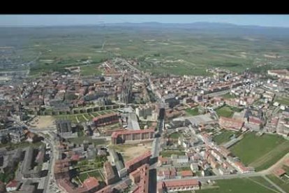Entre la multitud de casas se aprecia el parque del Melgar, un pulmón para Astorga, así como la carretera de Pandorado.