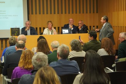 Viñedos y Vinos. Bierzo, Valdeorras, León, Valles de Benavente, del catedrático de Geografía Humana de la ULE, Lorenzo López-Trigal y el fotógrafo berciano José Antonio Robés, se presentó ayer en la Fundación Sierra-Pambley de León. Además de Isabel Mijares, también han participado el presidente de la DO León, Rafael Blanco, el promotor de la edición de la Editorial Almozara, Alberto Gómez. J. NOTARIO