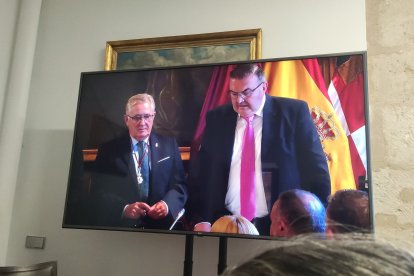 Roberto Aller jura su cargo en el pleno de la Diputación. P.I.