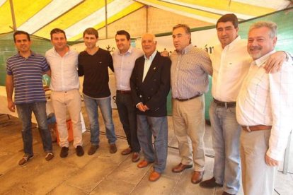 José Luis Ramón, Macías y Silvano con el Diario. L. de la Mata.