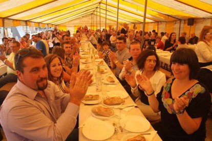 Dos centenares de invitados se dieron cita en Cubillos. L. de la Mata.