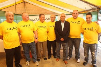 Manolo Macías y los colaboradores que le han acompañado durante estos años. L. de la Mata.
