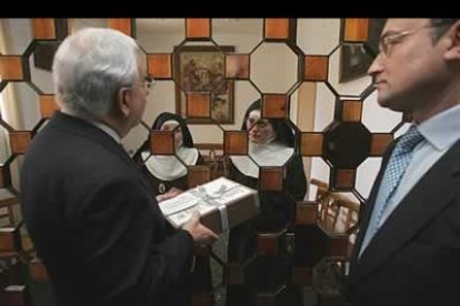 La Cofradía del Dulce Nombre de Jesús de Nazareno recogió en el monasterio de las Clarisas el cíngulo, de 400 años de antigüedad, que lucirá el Cristo en la procesión.