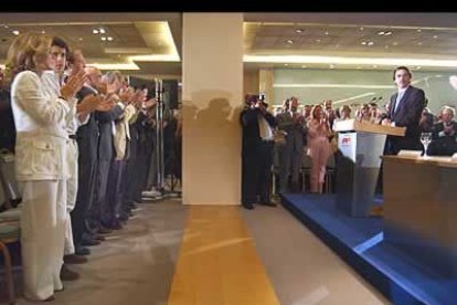 José María Aznar abría con su discurso la Junta, celebrada en un céntrico hotel de la capital, poco después de las 12 del mediodía. El presidente del partido y del Gobierno era recibido con una cerrada ovación