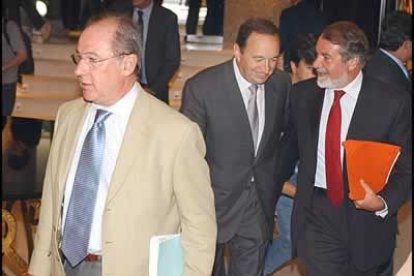 Los otros dos candidatos que han sonado desde que se anunciara la sucesión, Rodrigo Rato y Jaime Mayor Oreja, llegaban también a la junta tras asumir la decisión de no ser los elegidos para la candidatura.