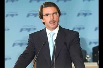 En su intervención, Aznar pedía a todos 'el respaldo a la propuesta de la Directiva' y afirmaba que su retirada al frente del PP no es 'a medias, sino que es un relevo con todas las consecuencias'.
