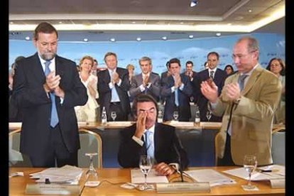Aznar, visiblemente emocionado, se ha despedido uno a uno de sus fieles, agradeciendo su labor en el partido y en los cargos del Gobierno: Javier Arenas, Francisco Álvarez Cascos, Ángel Acebes, Rodrigo Rato y Jaime Mayor Oreja.