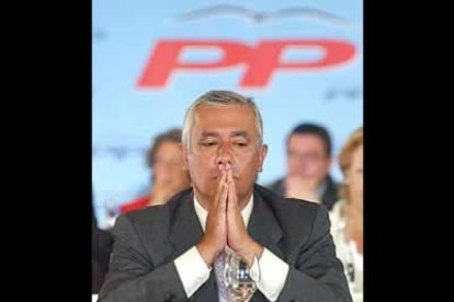 Javier Arenas, antiguo ocupante de la secretaría, abandona su cargo con el reconocimiento del Presidente. 'Todos tenemos mucho que agradecerle', aseguraba Aznar.