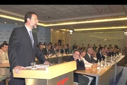 Rajoy cerraba la junta expresando su voluntad de mantener las políticas básicas desarrolladas en los últimos años y, entre ellas, la continuidad de los esfuerzos en la lucha antiterrorista y la defensa de la vigencia del modelo de Estado.