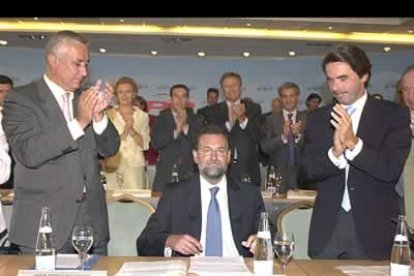Tras 19 meses en vilo, desde que Aznar anunciara su abandono como cabeza del partido, la incógnita de la sucesión está ya resuelta. Ahora, habrá que esperar al discurrir de los meses y de la carrera por la Presidencia.