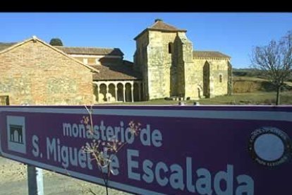 Aunque el nombre del pueblo es San Miguel de Escalada, en toda la ribera se le conoce más por Valdabasta, por un tipo de flor que nace salvaje por sus montes.