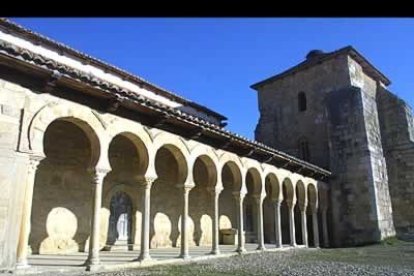 La Iglesia tiene planta basilical de tres naves y un crucero no acusado desde el exterior. La cabecera tiene tres capillas de herradura muy cerrada.